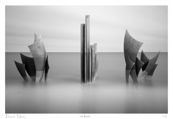 LES BRAVES - Omaha Beach - Calvados - France 2019 - Réalisation au reflex numérique - Pose longue - Photographie N° PL 06