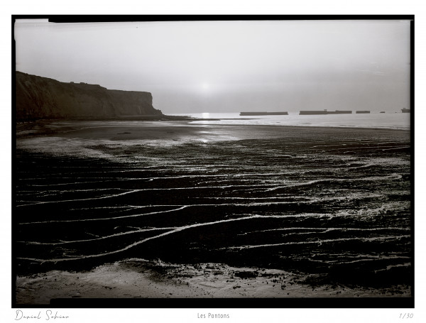 LES PONTONS - Arromanches - Manche - France 1978 - Chambre technique 13x18 argentique Photographie N° PM 56