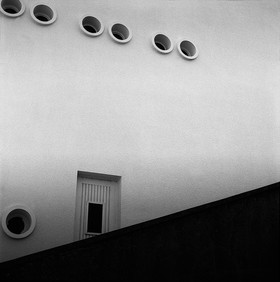 PORTE SECRETE - Luc Mer - Calvados - France 1978 - Hasselblad 6x6 argentique Photographie N° LCT 10
