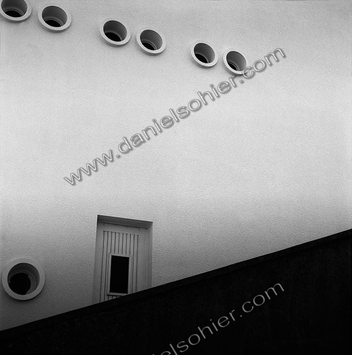 PORTE SECRETE - Luc Mer - Calvados - France 1978 - Hasselblad 6x6 argentique Photographie N° LCT 10