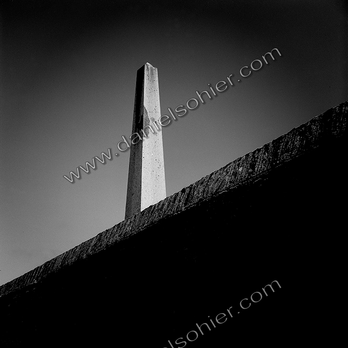 L'OBÉLISQUE - Condé Noireau - Calvados - France 1980 - Hasselblad 6x6 argentique Photographie N° LCT 06