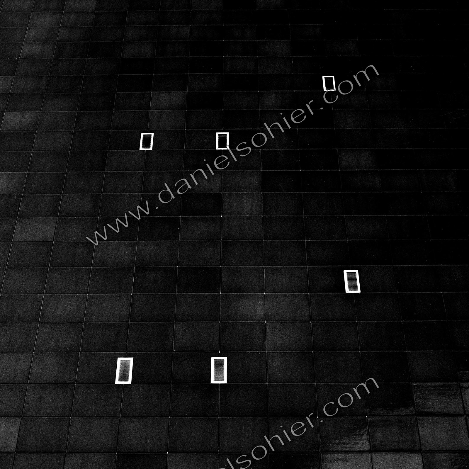 LE MUR NOIR - Caen - Calvados - France 2000 - Hasselblad 6x6 argentique Photographie N° LCT 03